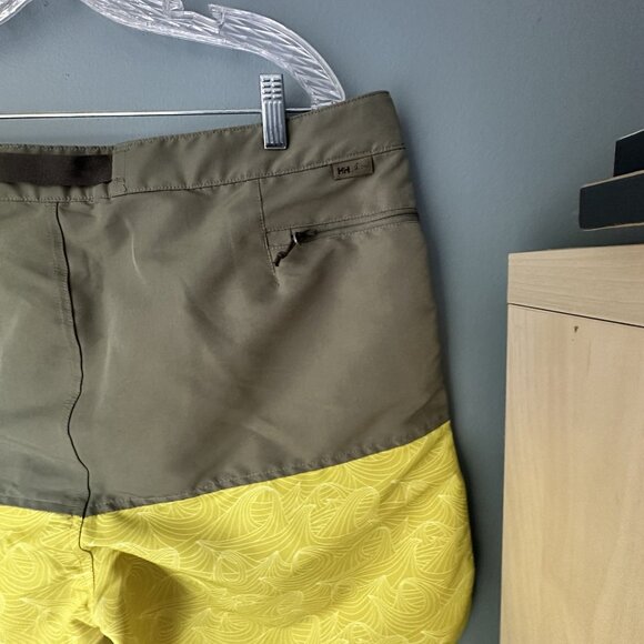 Helly Hansen Solen 9.5" Water Short sailing Yatch club Beach Board $75 Size XL - Picture 3 of 5